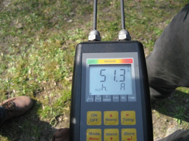 Bild 4: Feuchtigkeit am und im REETdach ist messbar